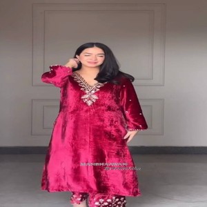 Traje de 3 Piezas de Terciopelo de Diseñador VASTRA COTTAGE para Mujer con Bordado de Lentejuelas en Toda la Prenda, Top, Pantalón y Dupatta de Georgette - Product Image 4