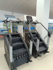 เครื่องปีนบันไดไฟฟ้าปรับระดับได้ SK Commercial Electric พร้อมหน้าจอสัมผัส อุปกรณ์ออกกำลังกายคาร์ดิโอสำหรับศูนย์ฟิตเนส - Product Image 3