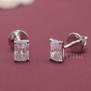 Boucles d'oreilles clous en diamant de laboratoire certifié IGI, taille radiant, or 18 carats, solitaire rectangulaire - Product Image 1