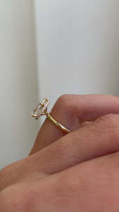 Lujosos Anillos de Compromiso de oro macizo de 18 quilates con 5 garras ocultas de Halo solitario para mujer, adornados con diamantes cultivados en laboratorio de corte de pera - Product Image 6