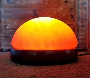 Cuenco de sal del Himalaya de media cúpula hecho a mano con base de madera tallada Serene Amber Glow Night Light Love and Music Style - Product Image 5