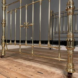 Estructura de Cama de Latón Resistente con Construcción de Metal Sólido, Soporte Estable y Aspecto Elegante para Uso a Largo Plazo - Product Image 3