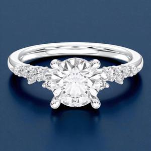 Anillo de compromiso solitario con diamante redondo de 1.75 quilates F-G/VS cultivado en laboratorio, engastado con puntas, hecho en plata para mujer. - Product Image 6