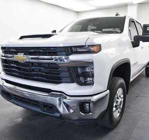 CLEAN 2024 C H e V R o L E T Silver ado 2500HD LT Crew Cab 4WD - Product Image 1