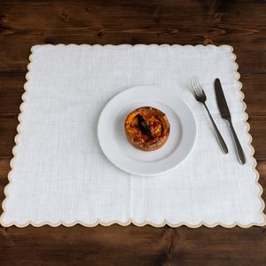 Servilleta de mesa beige de algodón premium con borde festoneado para bodas y cenas - Product Image 4