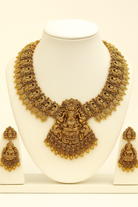 Conjunto de collar de templo de oro alto con colgante Lakshmi Devi Diseño de pavo real y moneda y pendientes Jhumka Joyería india tradicional - Product Image 4