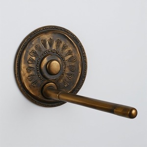 Porte-papier hygiénique mural en bronze vintage avec base ornée Travail artisanal conçu pour la décoration - Product Image 5