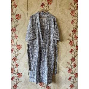 Robe kimono en coton fleuri, respirante et idéale pour les loisirs - Product Image 1