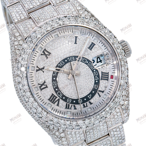 Montre exquise sertie de diamants en moissanite avec chiffres romains, affichage de la date et finition argentée élégante - Product Image 2