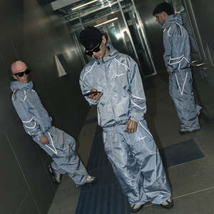 Ensemble survêtement de sport de football pour homme surdimensionné en nylon et polyester avec logo imprimé personnalisé, bande réfléchissante graphique, streetwear - Product Image 5