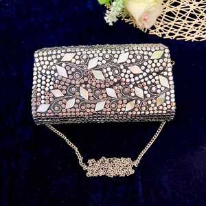 Bolso de Mano Metálico de Lujo Atemporal para Mujer, Diseñado para Eventos Nocturnos Clásicos, con Correa de Cadena, Moderno y Elegante para Fiestas - Product Image 2