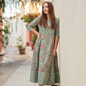 Vestido Harriet Estampado a Mano, Largo hasta la Pantorrilla, Estilo Bohemio, Floral, Verde y Rojo, Informal, Ocasional, Hecho a Mano, Moda Ética, con Paneles - Product Image 1