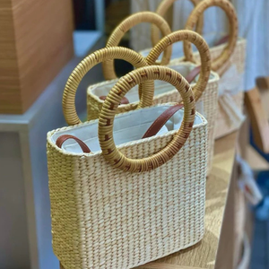 Cesta de mano de mimbre hecha a mano para mujer, informal, de verano, Asa de ratán, importación de Vietnam, jacinto de agua Natural, mimbre artesanal - Product Image 2