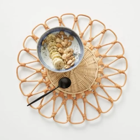 Meilleur prix de gros : Assiette de présentation en rotin en forme de fleur, Décoration murale suspendue classique style bohème, Set de table en osier du Vietnam pour les fêtes
