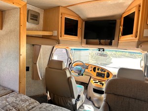 Moderna Autocaravana Phoenix Cruiser con Sistema de Alimentación Integrado y Espacio de Preparación para Uso en Exteriores, Bajo Kilometraje, con Garantía - Product Image 2