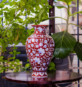 Jarrón de cerámica de porcelana ornamentado con arte floral y soporte de metal. Elegante. Disponible a precios de mayoreo - Product Image 4