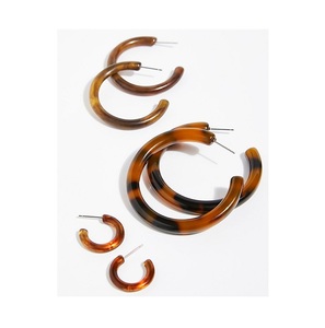 Boucles d'oreilles en résine faites à la main avec breloques en métal intégrées dans des gouttes claires conçues pour les amateurs de bijoux artistiques créatifs - Product Image 1