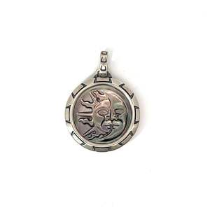 Colgante Unisex de Plata de Ley 925 con Diseño de Madreperla Negra Redonda y Temática de Sol, Dije Duradero, Estilo Casual/Deportivo - Product Image 1