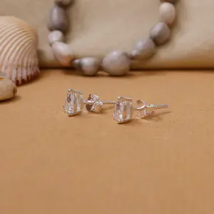 Boucles d'oreilles clous en argent avec perle et diamant taillé pour femme - Product Image 2