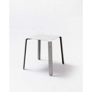 Tabouret en métal élégant avec options de finition argentée et structure robuste, idéal pour ajouter des accents ludiques aux zones repas. - Product Image 3