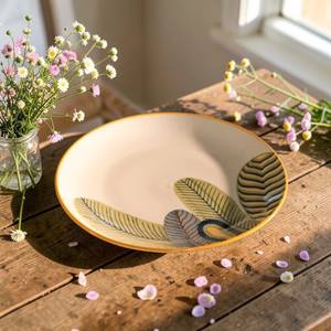 Assiette en céramique motif feuille soleil, bord jaune chaud, finition brillante, vaisselle artisanale durable pour des moments de réception élégants - Product Image 1