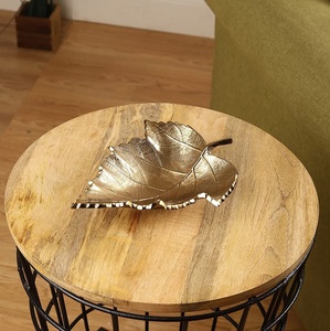 Plateau de service artisanal en aluminium du fournisseur indien, feuille d'or, plante de design industriel pour les mariages, la maison et le restaurant à bas prix - Product Image 1