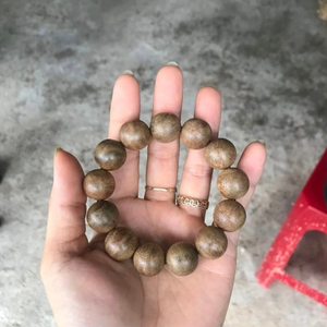 สร้อยข้อมือลูกปัดไม้กฤษณาใต้น้ำคุณภาพเยี่ยม ทำจากไม้กฤษณาเวียดนามแท้ 100% ขนาด 10 มม. สร้อยข้อมือลูกปัดไม้กฤษณาคุณภาพสูงจากเวียดนาม - Product Image 6
