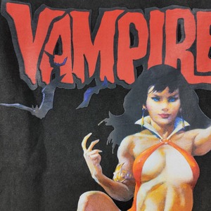 เสื้อยืดผู้ชายไซส์ใหญ่ M&O Vampirella ผ้าคอตตอนเจอร์ซีย์หนา 220gsm ล้างสีแบบแอซิดวอช ดีไซน์วินเทจ - Product Image 5