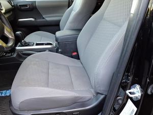 Usado 2023 para Tacoma SR5 V6 doble cabina 4WD dirección izquierda - Product Image 2