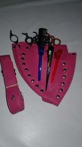 ที่ใส่กรรไกรหนัง PU ตามขนาดที่กำหนดเองเครื่องมือดูแลชีวิตที่จับเครื่องมือกรรไกรสำหรับร้านเสริมสวยแบบมืออาชีพทำจากเหล็ก - Product Image 2