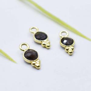 Colgante de Cuarzo Ahumado Tres Rawa, Engaste de Bisel Redondo Facetado, Pequeño Amuleto Hecho a Mano, Chapado en Oro, Regalo, Se Vende por Pieza - Product Image 4