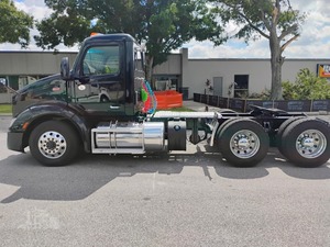 Camion tracteur industriel robuste 2022, 579, d'occasion, OEM, 455 CV, 52000 lb MGV, garantie 3 ans, logistique de fret commercial - Product Image 3