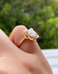 Diseño de flores 2.52CT Diamante redondo Anillo fino único con oro amarillo de 18 quilates Anillo de diamantes cultivado en laboratorio de lujo Regalo para los amantes - Product Image 4