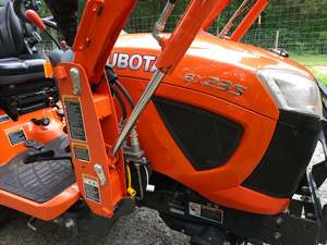 รถแทรกเตอร์ Kubota BX25D 25 แรงม้า พร้อมเครื่องตัดหญ้า Kubota และอุปกรณ์ตักดินด้านหน้าและหลัง ราคาถูก - Product Image 2