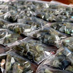 Labradorite naturelle multicolore effet feu, formes mélangées, pépites polies 6-8mm, effet œil de chat, cirées/huileées, petites pierres coupées pour la fabrication de bijoux - Product Image 4