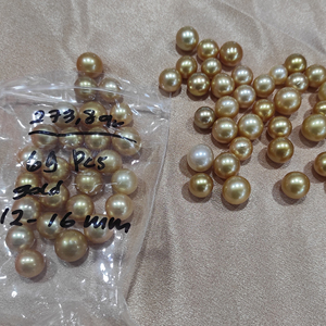 Un lote de perlas de mar doradas de 12 mm de grado AA exuda una elegancia atemporal, para crear joyas lujosas y adornos elegantes. - Product Image 2