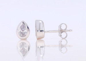 Pendientes de tuerca de moissanita de pera con bisel de 1,00 quilates Estilo contemporáneo en oro blanco de 14K Pendientes de diamantes OEM al por mayor - Product Image 6