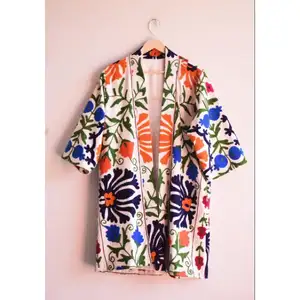 Abrigo de estilo Suzani OEM de alta calidad, chaquetas largas bordadas a mano personalizadas para mujer con símbolos de buena suerte y fertilidad - Product Image 1