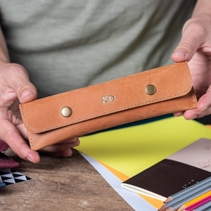 Portalápices y Estuche para Bolígrafos de Cuero Genuino Hecho a Mano y Personalizable con Impresión UV, Regalo de Papelería Personalizado - Product Image 3