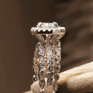 Halo de diamants taille ronde blanc cassé avec bague de fiançailles trio pour femme - Product Image 4