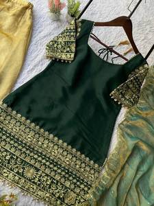 Présentation d'une collection de costumes de créateur lourds, costume lourd en soie romaine avec broderie de séquence, haut et palazzo Jimmy avec dupatta - Product Image 4