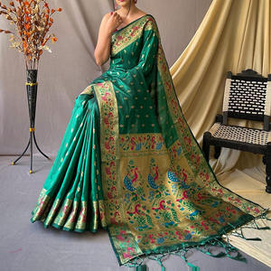 Sari en mélange de soie au design artistique avec une texture élégante, comprend un chemisier assorti pour les événements culturels, les fêtes et les occasions festives - Product Image 3