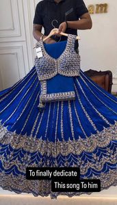 Présentation de fil de faux georgette de créateur lourd avec broderie de séquence Lehenga et Choli avec bordure en dentelle lourde Dupatta - Product Image 2
