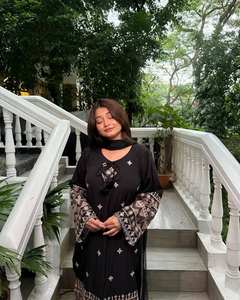 Tenue de soirée avec broderie en fil, zari et paillettes - Product Image 2