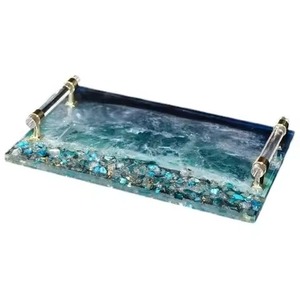 Plateau élégant en résine ton pêche avec poignées dorées, idéal pour un service chic et une décoration contemporaine. - Product Image 4