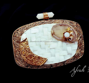 Sac à franges en laiton nacré Shell Evening Clutch Structured Tote Hand Bag for Women by Luxury Crafts - Product Image 5