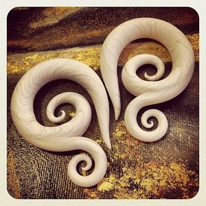 Boucles d'oreilles noires de créateurs populaires faites à la main bijoux de mode pour femmes boucles d'oreilles de mariage en bois personnalisées en bois naturel - Product Image 6