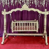Décoration d'événements traditionnels Jhoola : Achetez un élégant berceau Palna de style sud-indien en teck poli pour la cérémonie de baptême du bébé