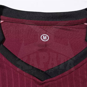 Uniforme de football personnalisé de haute qualité, couleur personnalisée, adultes, 100% polyester, respirant, séchage rapide, léger, manches courtes, noms d'équipe et logos personnalisés - Product Image 3