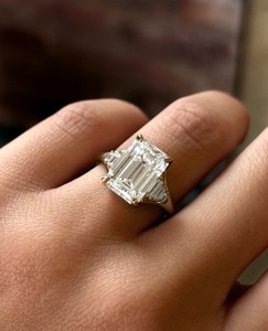 Anillo de moissanita con corte esmeralda de 8x10 mm con piedras laterales tipo baguette, elegante diseño de tres piedras, chapado en oro amarillo. - Product Image 1